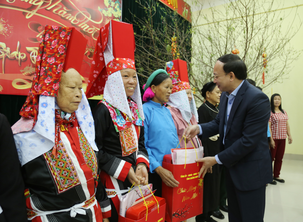 Đồng chí Nguyễn Xuân Ký, Ủy viên Trung ương Đảng, Bí thư Tỉnh ủy, Chủ tịch HĐND tỉnh tặng quà cho các bà con vùng đồng bào dân tộc thiểu số xã biên giới huyện Bình Liêu.