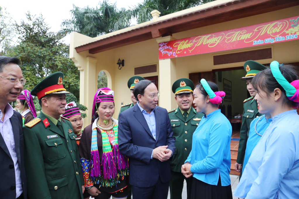 Đồng chí Bí thư Tỉnh ủy, Chủ tịch HĐND tỉnh trò chuyện với bà con các thôn biên giới của Hải Hà, Móng Cái.