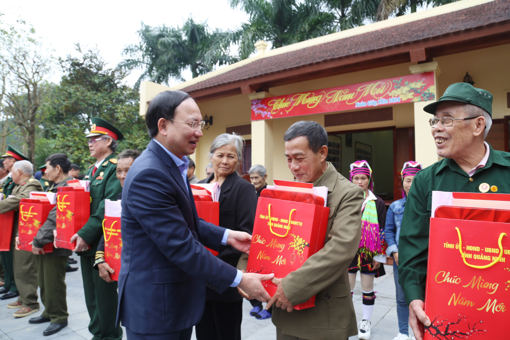 Đồng chí Bí thư Tỉnh ủy cùng đoàn công tác tặng quà cho các hộ có hoàn cảnh khó khăn các xã biên giới của Hải Hà, Móng Cái.