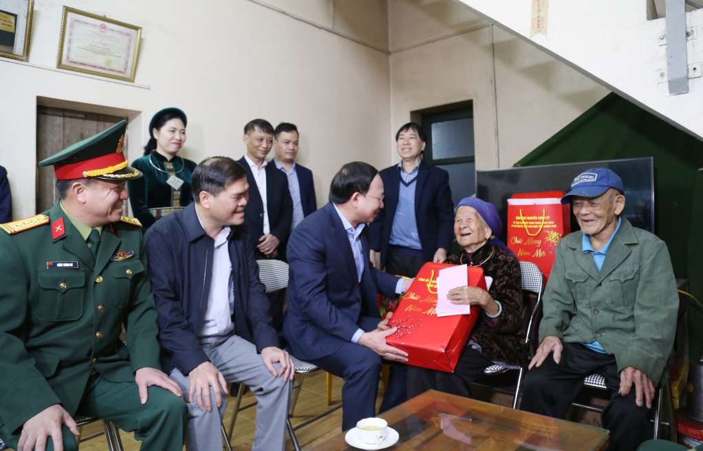 Đoàn công tác đến tặng quà Mẹ Việt Nam Anh hùng Hoàng Thị Sinh (94 tuổi) tại thôn Tùng Cầu, xã Vô Ngại, huyện Bình Liêu.