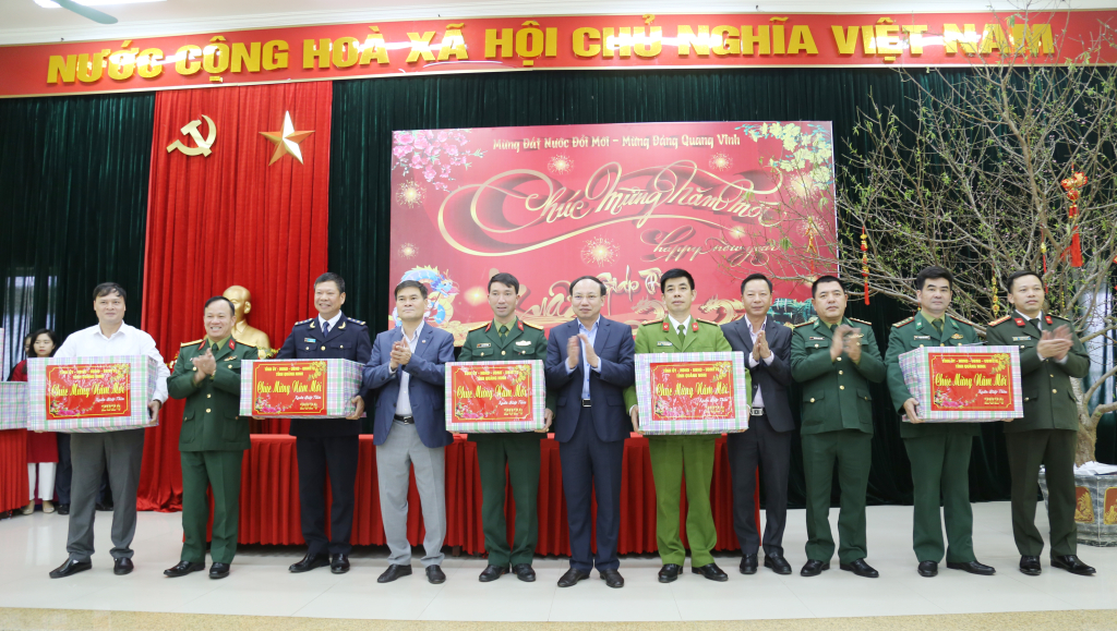 Đồng chí Bí thư Tỉnh ủy cùng đoàn công tác thăm, động viên và chúc Tết các lực lượng làm nhiệm vụ tại Cửa khẩu Hoành Mô và huyện Bình Liêu.