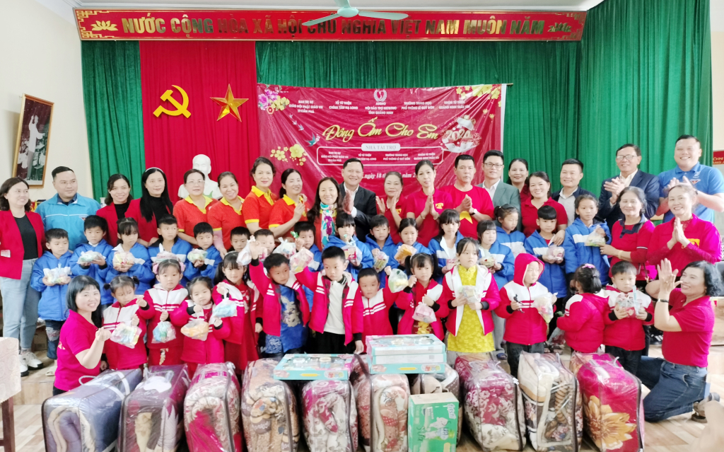Hội Bảo trợ NKT&TMC tỉnh cùng các nhà hảo tâm trao tặng áo ấm, chăn ấm cho học sinh tiểu học xã Quảng An (huyện Đầm Hà), tháng 1/2024.