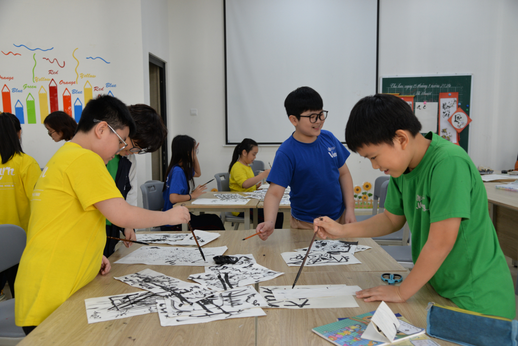 Tiết học ngoại khóa của học sinh Trường UK Academy Hạ Long. 
