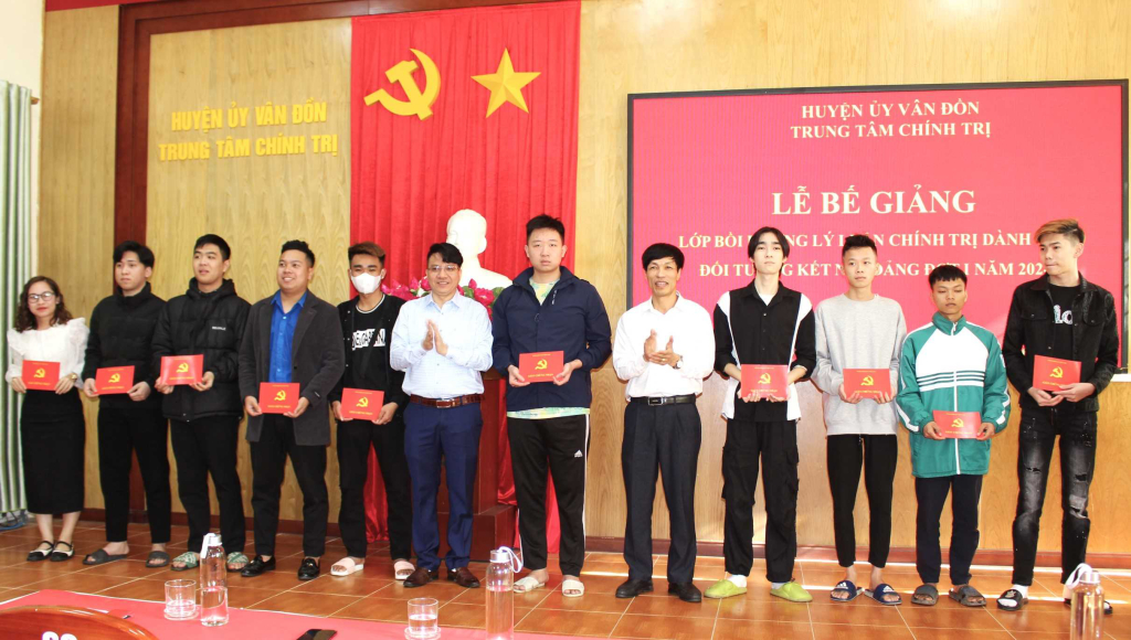 Trung tâm Chính trị huyện Vân Đồn đã tổ chức bế giảng lớp bồi dưỡng lý luận chính trị dành cho đối tượng kết nạp Đảng đợt 1 năm 2024.