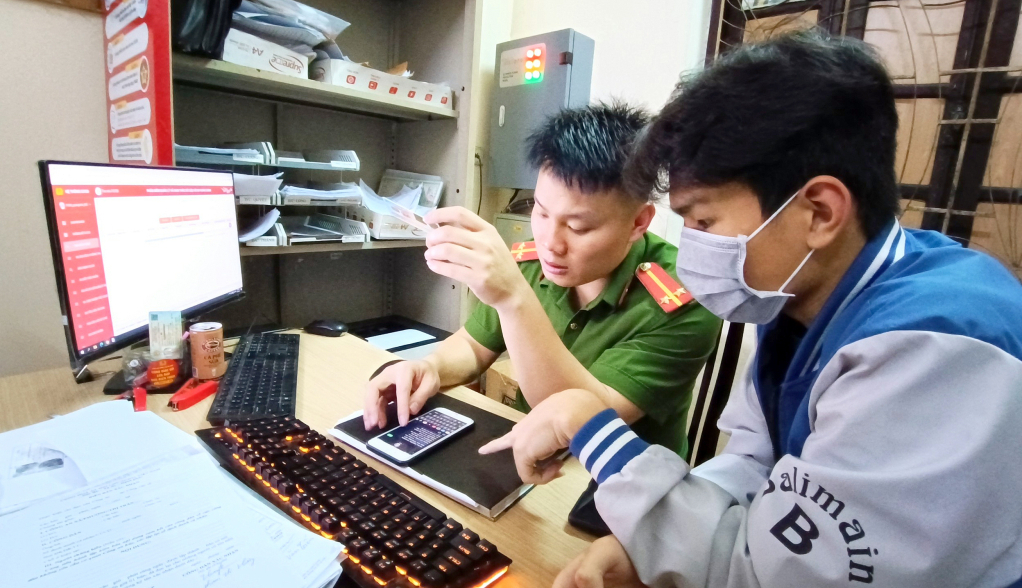 Cán bộ Công an phường Hồng Hà tăng ca tổ chức làm việc cả buổi tối, ngày cuối tuần, hướng dẫn học sinh cài đặt và kích hoạt tài khoản định danh điện tử vào đầu năm 2023. Ảnh: Minh Hà