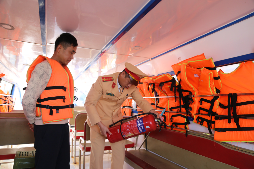 Đội Cảnh sát Giao thông-Trật tự, Công an TP Móng Cái kiểm tra việc trang bị các thiết bị PCCC, áo phao cứu sinh trên xuồng vận chuyển hành khách tại bến ngang sông Mũi Ngọc