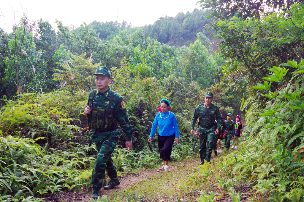 Cán bộ chiến sỹ Đồn BP Bắc Sơn tuần tra cùng người dân bảo vệ đường biên, cột mốc.