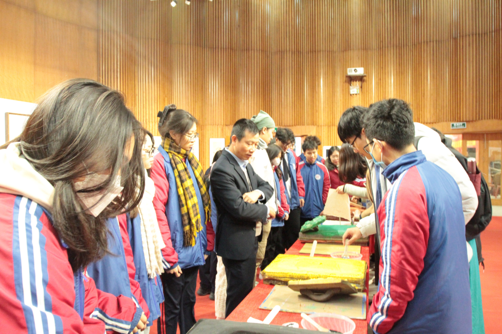 Học sinh sinh viên, nhân dân và du khách trải nhiệm in tranh dân gian Đông Hồ và dập mộc bản trên giấy dó.