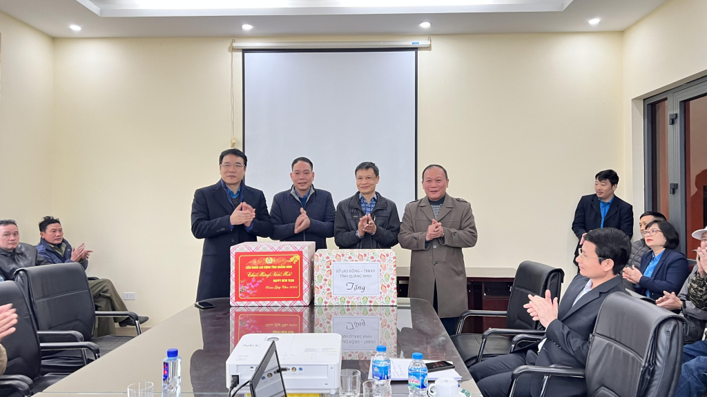 LĐLĐ tỉnh, Sở LĐ TB&XH tặng quà Tết cho Công ty CP Gốm xây dựng Yên Hưng.