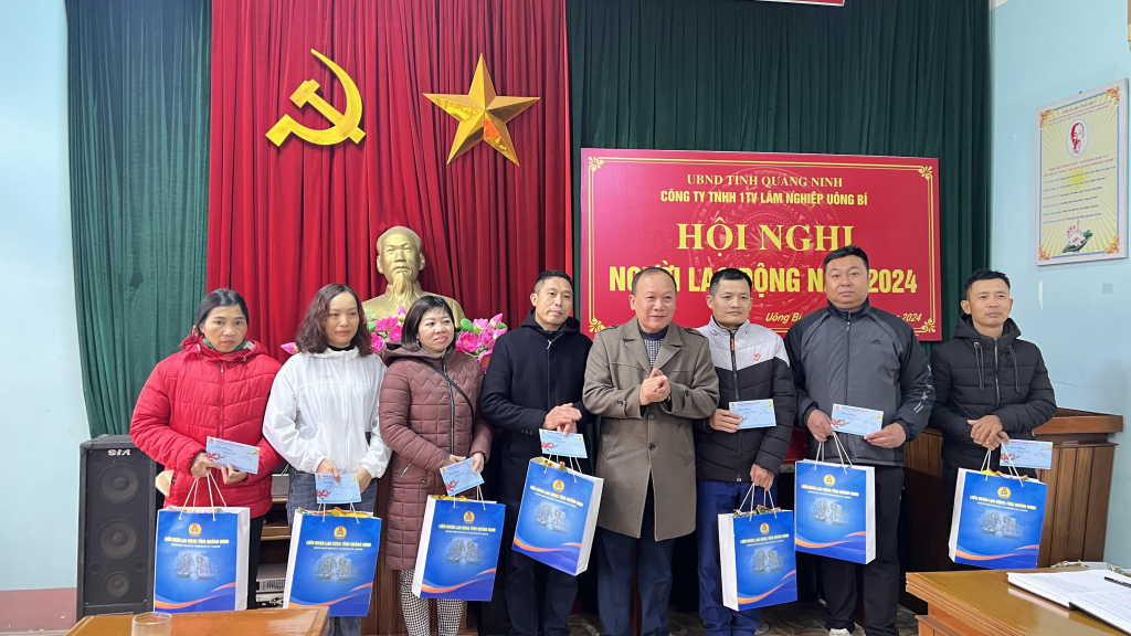 Lãnh đạo Sở LĐ TB&XH tỉnh tặng quà cho CNLĐ Công ty TNHH MTV Lâm nghiệp Uông Bí.