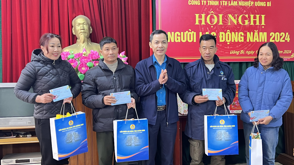 Lãnh đạo LĐLĐ tỉnh tặng quà cho CNLĐ Công ty TNHH MTV Lâm nghiệp Uông Bí.