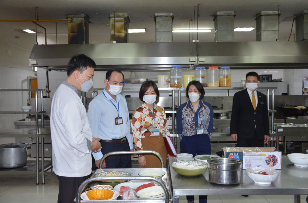 Phòng Y tế TP Hạ Long kiểm tra công tác đảm bảo ATTP tại bếp ăn của Khách sạn Mường Thanh Luxury Quảng Ninh (TP Hạ Long). Ảnh: Nguyễn Hoa