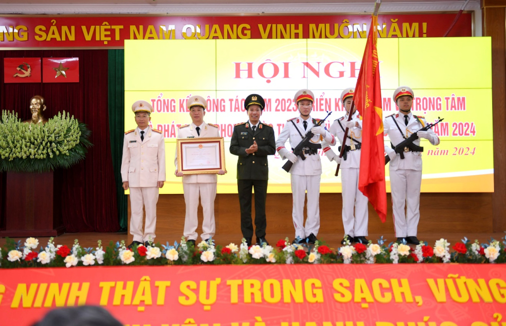 Thừa uỷ quyền của Chủ tịch Nước, Thứ trưởng Lê Văn Tuyến trao Huân chương Chiến công hạng Ba cho tập thể phòng An ninh kinh tế.