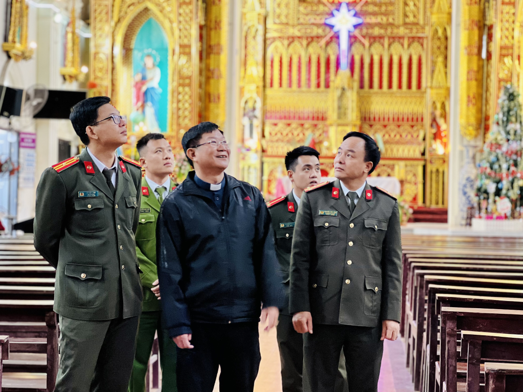 Công an TX Đông Triều nắm tình hình và động viên chức sắc tôn giáo nhân dịp Noel.