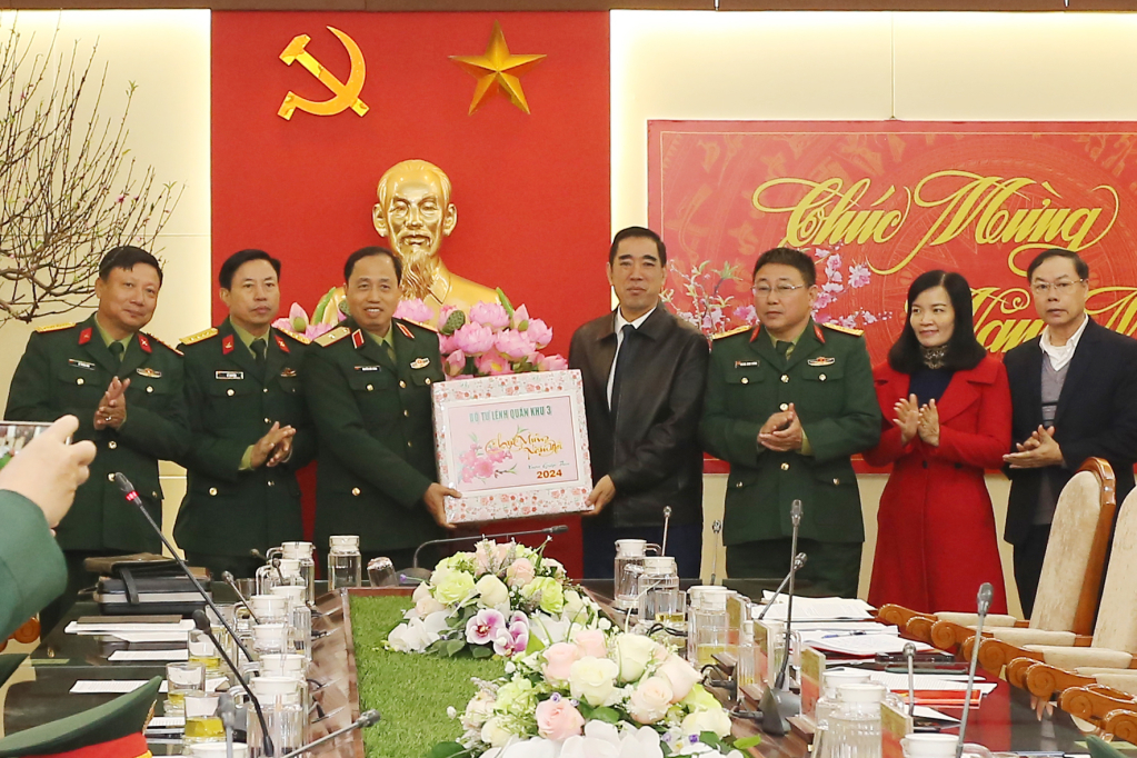 Thiếu tướng Nguyễn Đức Dũng, Phó tư lệnh, Tham mưu trưởng Quân khu 3, cùng đoàn công tác đến thăm, chúc tết Thành ủy- UBND thành phố Móng Cái.