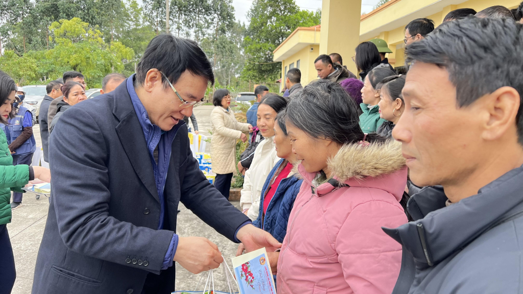 Đồng chí Tô Xuân Thao, Chủ tịch LĐLĐ tỉnh tặng quà CNLĐ khó khăn ở Công ty CP Gốm xây dựng Yên Hưng.