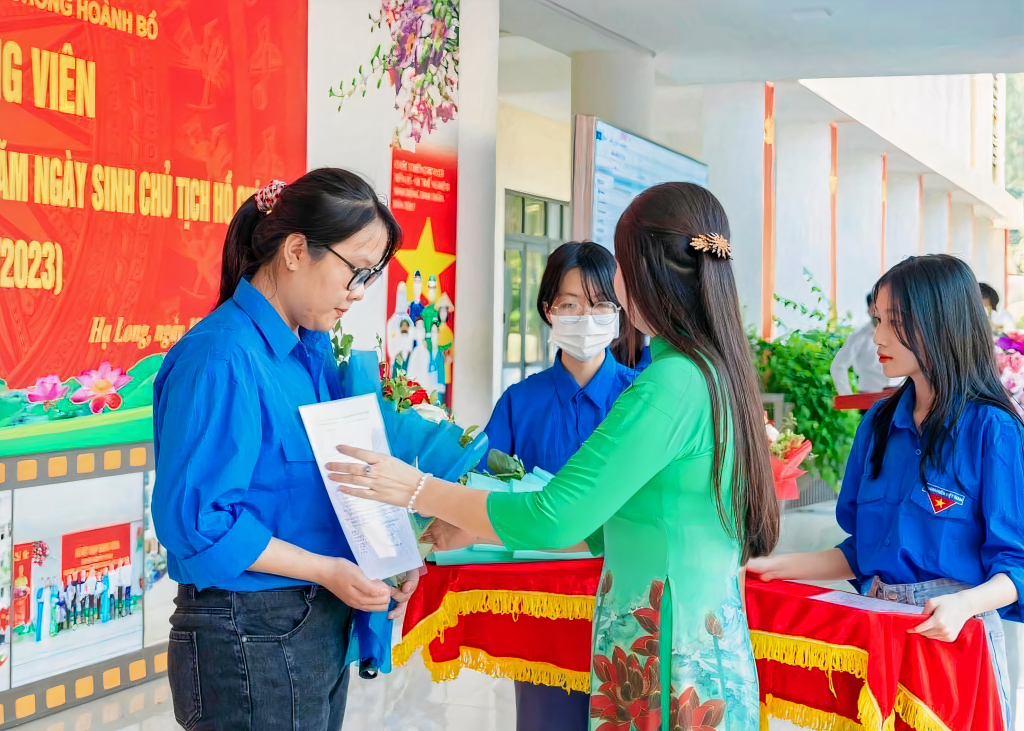 Đảng bộ Trường THPT Hoành Bồ (TP Hạ Long) tổ chức lễ kết nạp Đảng cho 3 quần chúng ưu tú là học sinh có thành tích xuất sắc trong học tập và công tác đoàn.