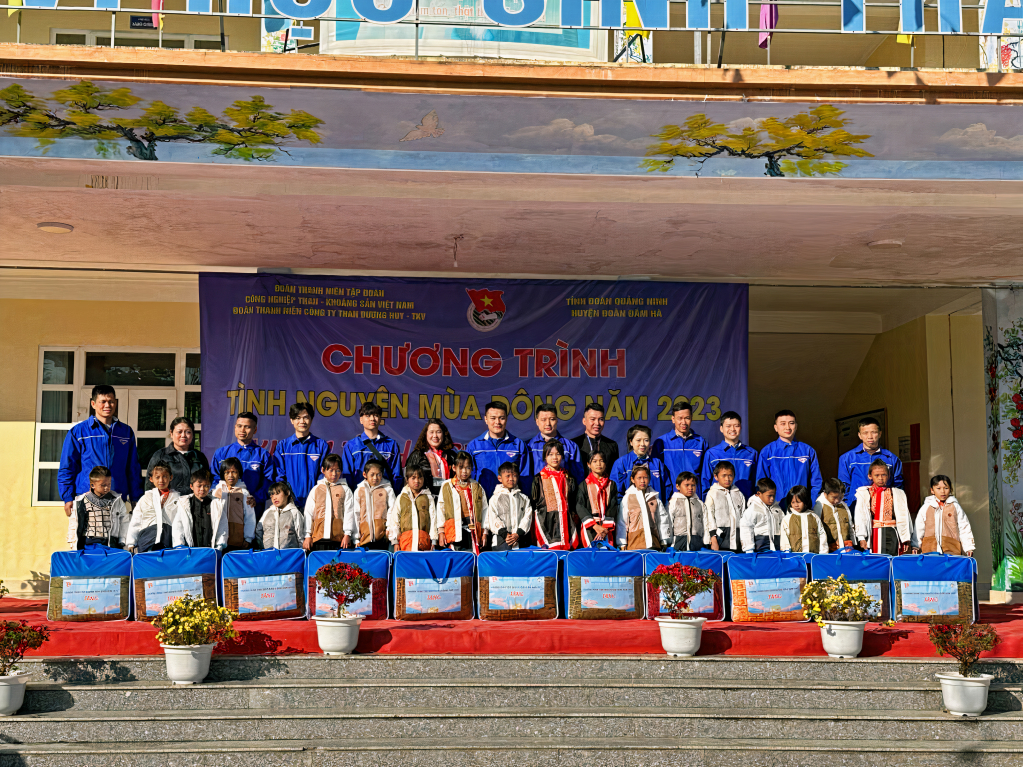 Đoàn thanh niên Công ty than Dương Huy – TKV phối hợp với Huyện đoàn Đầm Hà tổ chức Chương trình tình nguyện mùa Đông tại xã Quảng Lâm, huyện Đầm Hà.