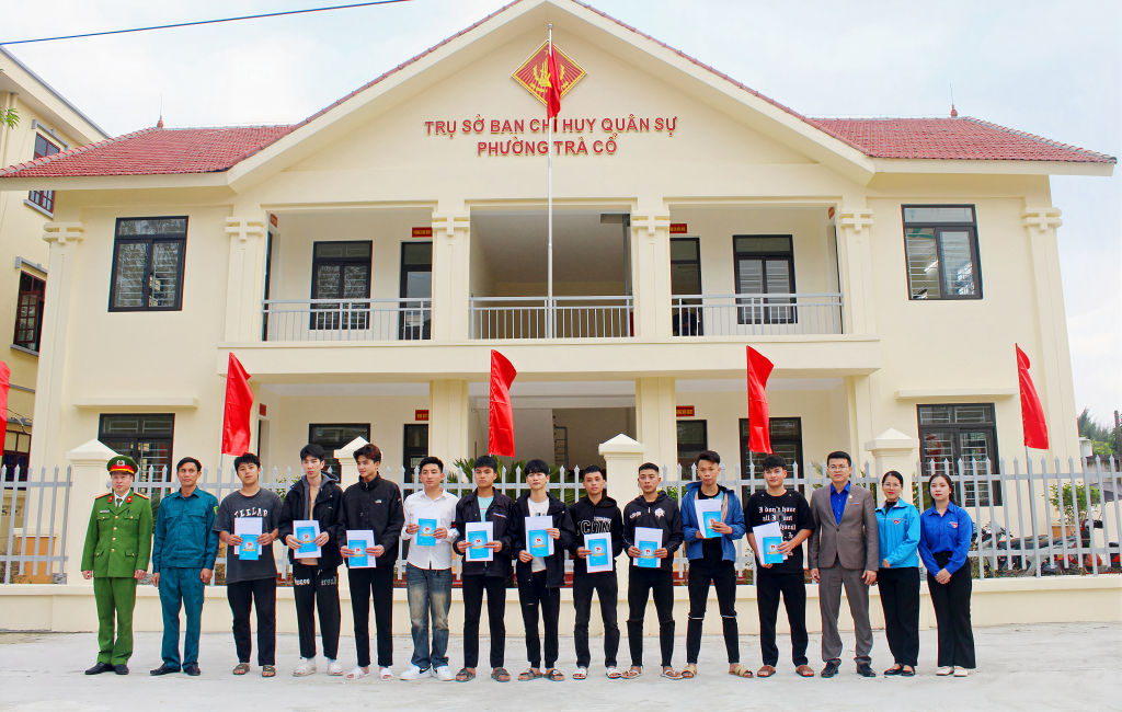 Thành Đoàn Móng Cái, vận động thanh niên trên đia bàn phường Trà Cổ viết đơn tình nguyện nhập ngũ năm 2024