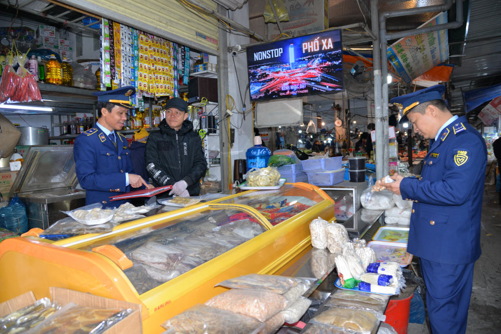 Đội QLTT số 3 tuyên truyền, vận động hộ kinh doanh tại chợ Cẩm Đông (TP Cẩm Phả) chấp hành các quy định về vệ sinh an toàn thực phẩm