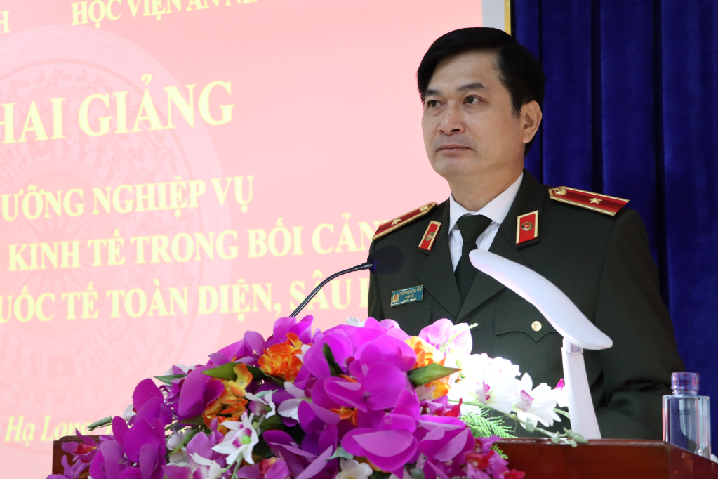 Thiếu tướng, PGS. TS Trịnh Ngọc Quyên – Bí thư Đảng ủy, Giám đốc Học viện An ninh nhân dân phát biểu khai mạc lớp bồi dưỡng.