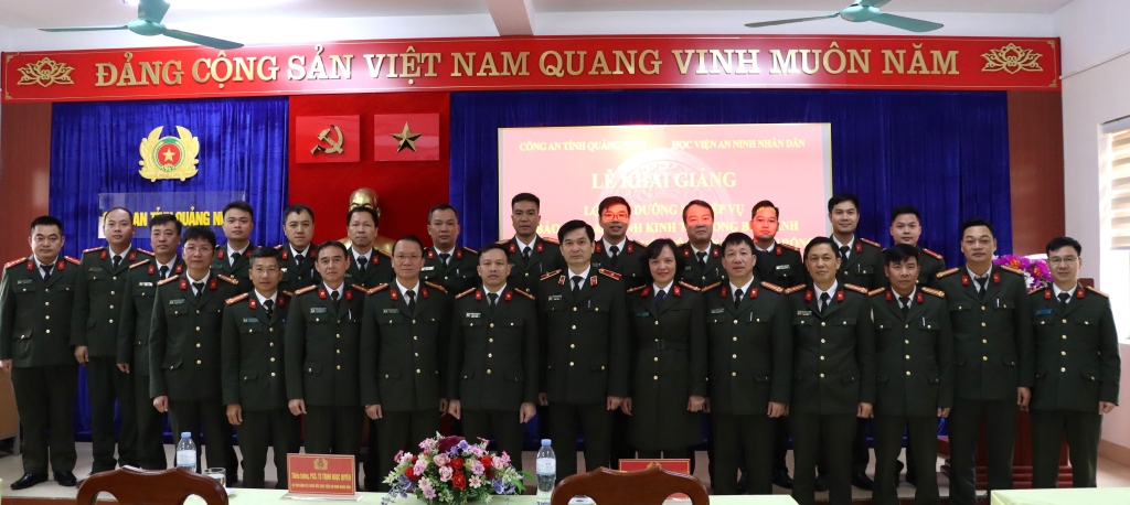 Các đồng chí lãnh đạo cùng đại diện các học viên chụp hình lưu niệm.