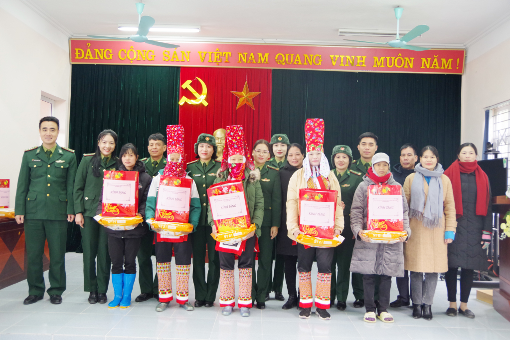 Qua chương trình góp phần giúp các gia đình có hoàn cảnh khó khăn của huyện Bình Liêu đón một cái tết đầy đủ, đầm ấm, vui tươi.
