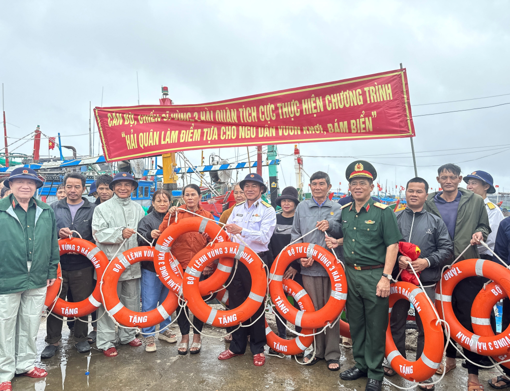 Bộ Tư lệnh Vùng 3 Hải quân Tặng phao cứu hộ cho các ngư dân trên đảo Lý Sơn.