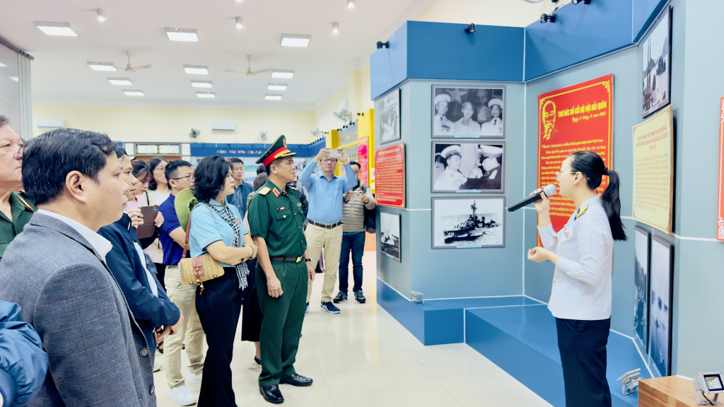 Các đại biểu thăm nhà truyền thống Vùng 3 Hải quân.