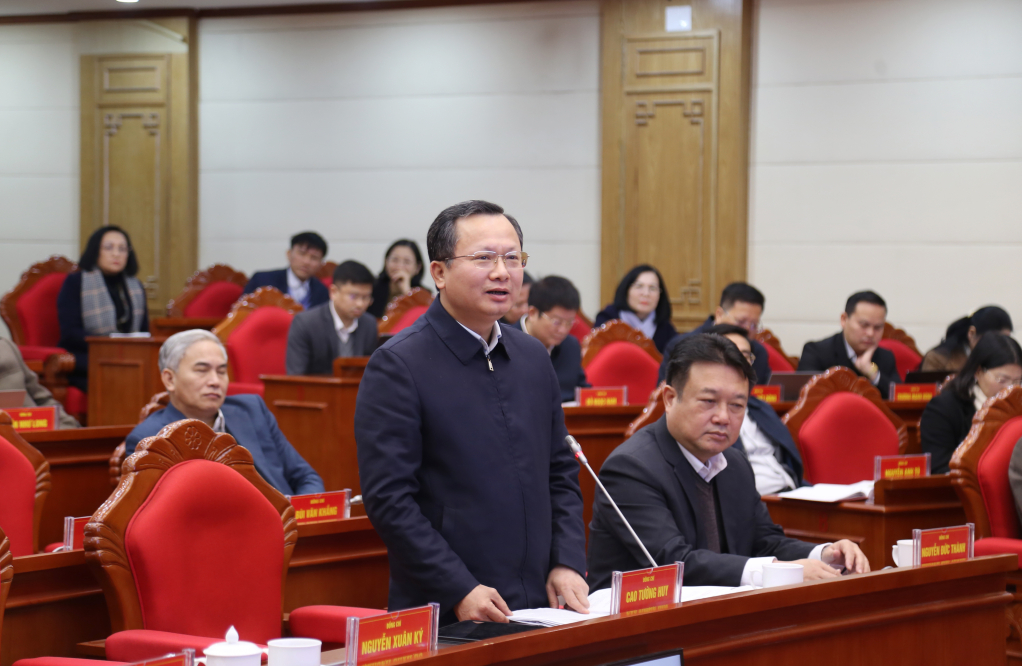 Đồng chí Cao Tường Huy, Phó Bí thư Tỉnh ủy, Chủ tịch UBND tỉnh thảo luận, trao đổi tại lớp bồi dưỡng.