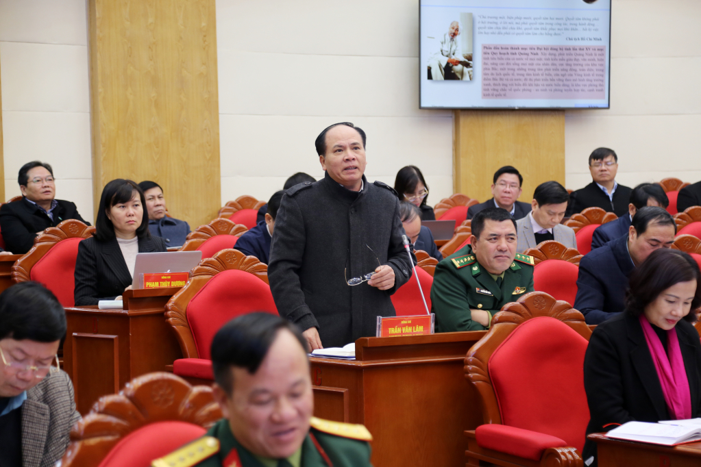 Đồng chí Trần Văn Lâm, Giám đốc Sở Tài Chính, trao đổi tại lớp bồi dưỡng.