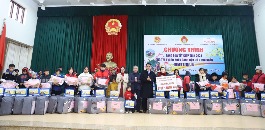 40 em học sinh có hoàn cảnh đặc biệt khó khăn được tặng quà nhân dịp này.