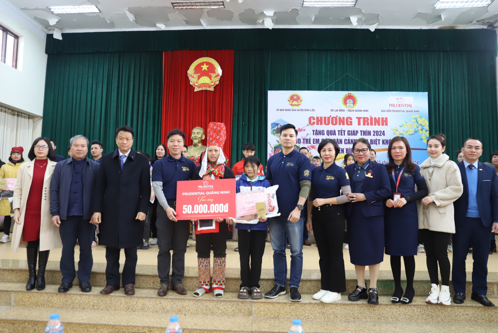 Trao kinh phí hỗ trợ 50 triệu đồng cho chị Dường Si Múi mẹ đơn thân nuôi 3 con nhỏ xây nhà trong năm 2024.