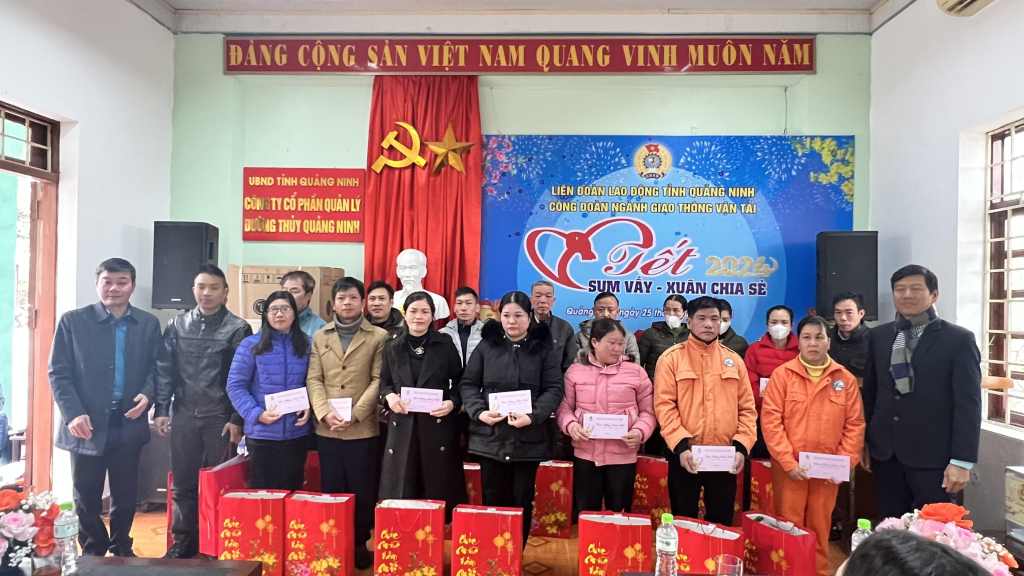 Lãnh đạo Công đoàn GTVT Việt Nam tặng quà cho CNLĐ tại Tết sum vầy 2024.