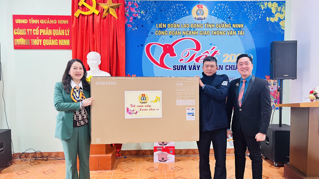 Anh Bùi Huy Tùng, công nhân Công ty CP Cầu phà Quảng Ninh trúng thưởng ti vi qua chương trình bốc thăm trúng thưởng.
