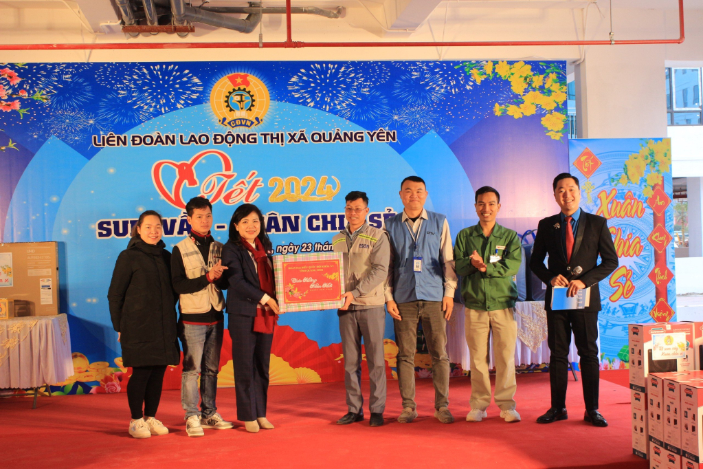 Lãnh đạo Đoàn đại biểu quốc hội tỉnh tặng quà cho các đơn vị trong KCN tại Tết sum vầy ở Quảng Yên.