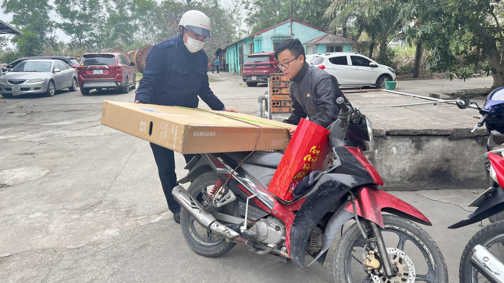 Anh Bùi Huy Tùng, công nhân Công ty CP Cầu phà Quảng Ninh phấn khởi khi nhận được quà tặng là 1 chiếc ti vi thông qua chương trình Bốc thăm trúng thưởng tại Tết sum vầy ngành GTVT.