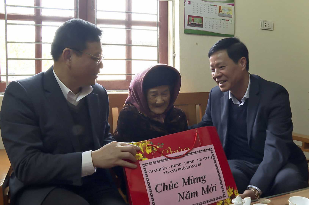 Các đồng chí lãnh đạo TP Uông Bí tặng quà Tết Bà Mẹ Việt Nam Anh hùng Hoàng Thị Nghi. Ảnh: Hải Ninh (CTV).