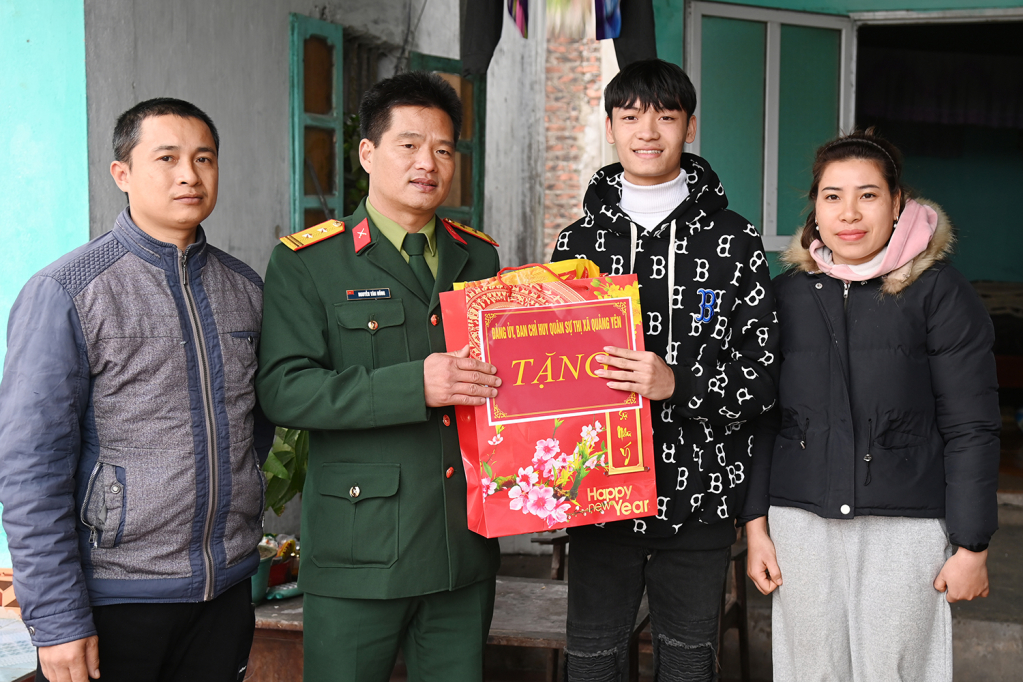 Lãnh đạo Ban CHQS TX Quảng Yên tổ chức thăm hỏi, động viên tặng quà công dân Vũ Văn Hiền tự nguyện viết đơn nhập ngũ tại khu Giếng Mụi, phường Cộng Hòa, thị xã Quảng Yên.