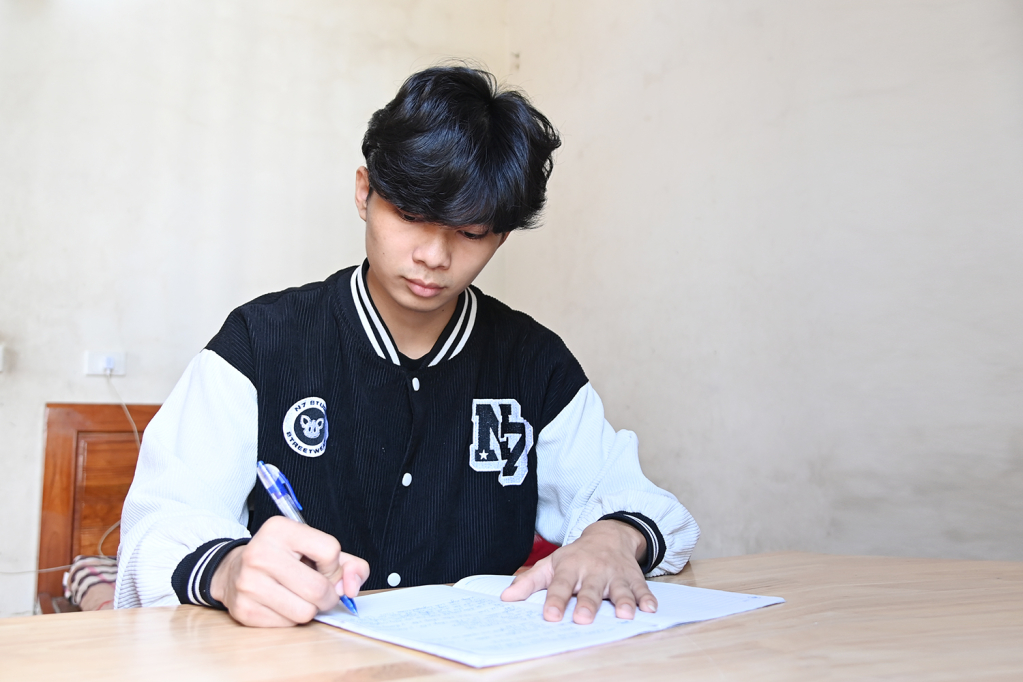 Anh Vũ Xuân Bộ, (Tổ 1 khu Trạp Khê, phường Nam Khê, TP Uông Bí) là 1 trong 6 thanh niên viết đơn xung phong lên đường nhập ngũ của phường Nam Khê, TP Uông Bí.