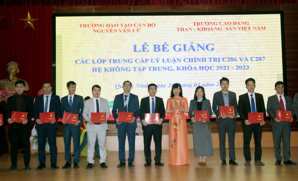 Đồng chí Phạm Thùy Dương, Hiệu trưởng Trường Đào tạo cán bộ Nguyễn Văn Cừ, trao bằng tốt nghiệp cho các học viên.