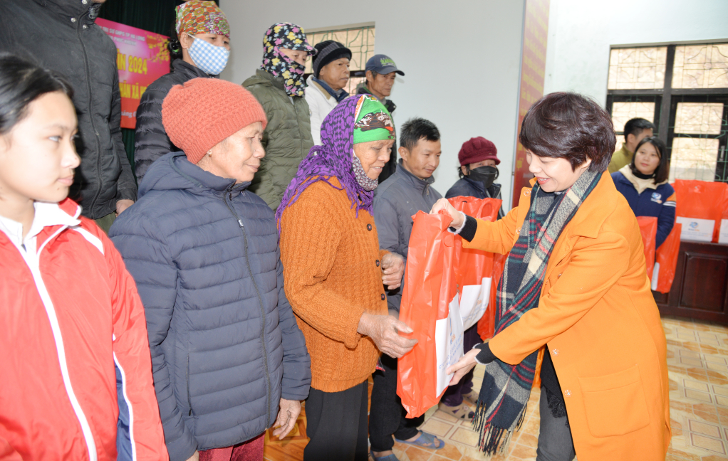 Hiệp hội Doanh nghiệp TP Hạ Long trao tặng quà Tết cho các hộ có hoàn cảnh khó khăn xã Hòa Bình, TP Hạ Long.