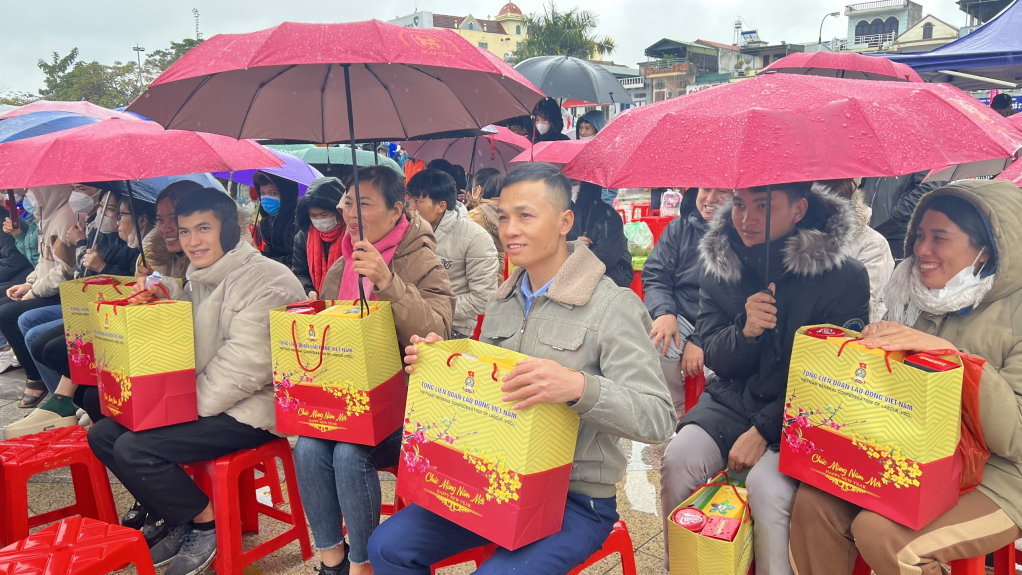 Dù Chợ Tết công đoàn diễn ra trong tiết trời mưa, song CNLĐ vẫn cảm thấy rất vui vẻ và ấm áp.