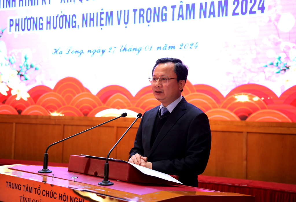 Đồng chí Cao Tường Huy, Phó Bí thư Tỉnh ủy, Chủ tịch UBND tỉnh tthông báo với các đồng chí nguyên lãnh đạo chủ chốt của tỉnh qua các thời kỳ về kết quả phát triển kinh tế - xã hội 2023.