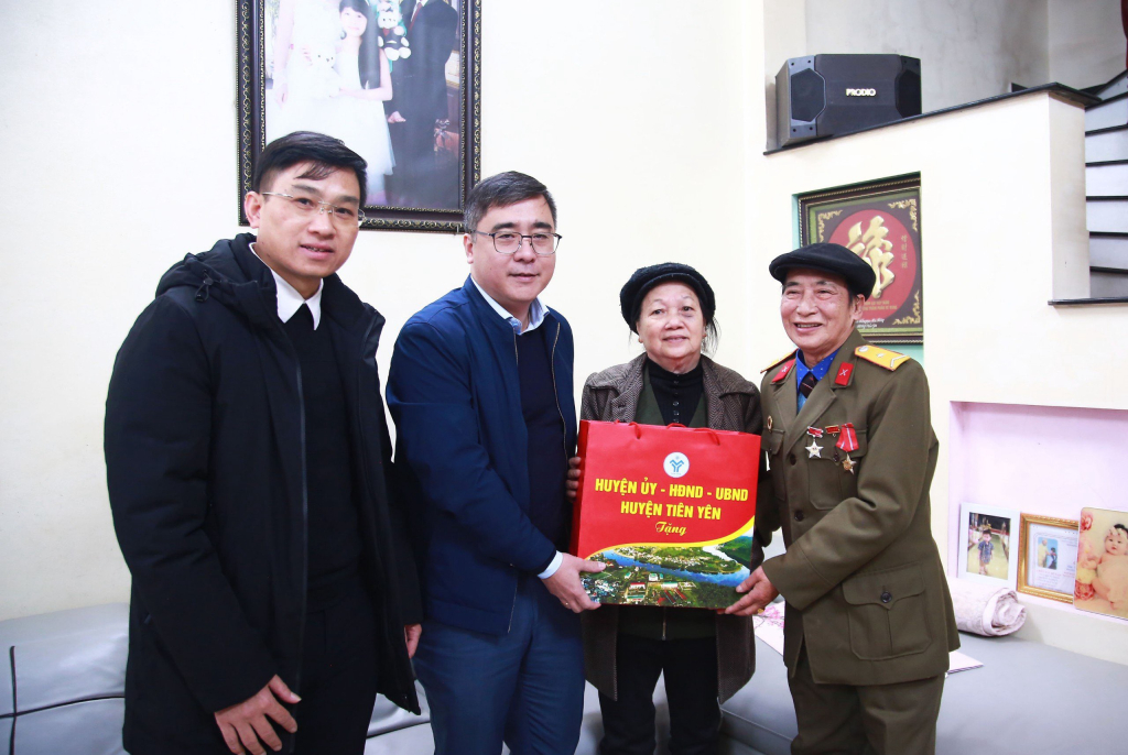 Đồng chí Nguyễn Chí Thành, Bí thư Huyện ủy Tiên Yên, tặng quà Tết cho hộ gia đình chính sách trên địa bàn huyện.