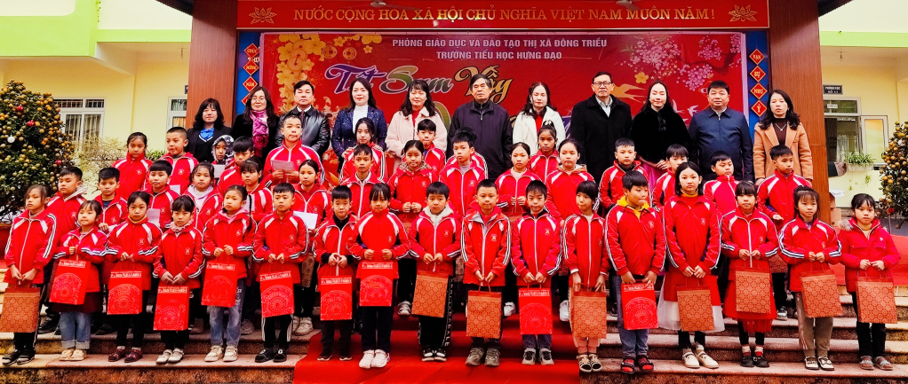 Hội Bảo trợ NKT-TMC tỉnh; Hội Khuyến học cùng đại diện ngành giáo dục TX Đông Triều, chính quyền địa phương trao tặng quà Tết cho học sinh mồ côi, khuyết tật, học sinh hoàn cảnh khó khăn trên địa bàn TX Đông Triều.