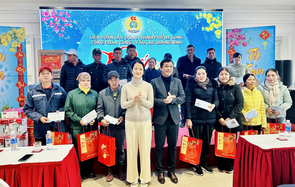 Lãnh đạo LĐLĐ Hạ Long và Công đoàn Công ty TNHH Âu Lạc Quảng Ninh tặng quà cho CNLĐ khó khăn tại Chương trình 