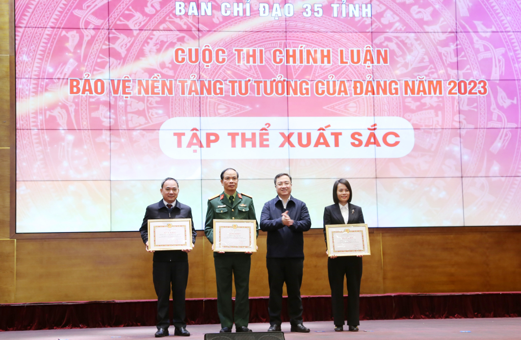 Đồng chí Đặng Xuân Phương, Phó Bí thư Tỉnh ủy, Trưởng Ban Chỉ đạo 35 tỉnh trao bằng khen của Ban Thường vụ Tỉnh ủy cho 3 tập thể có thành tích xuất sắc trong triển khai cuộc thi.