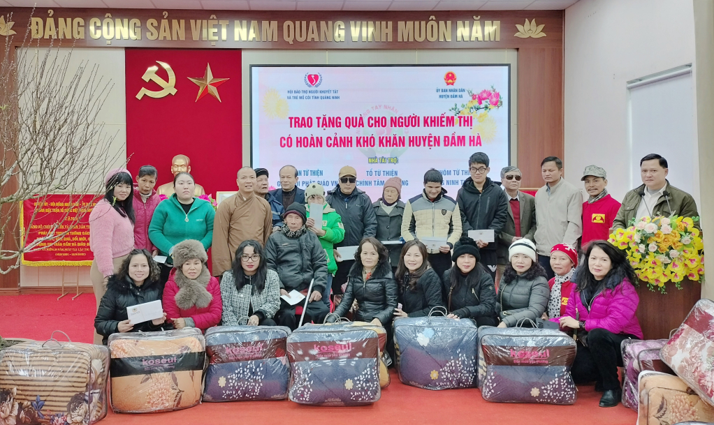 Hội Bảo trợ NKT-TMC tỉnh, UBND huyện Đầm Hà cùng các nhà hảo tâm trao tặng quà Tết cho người khiếm thị có hoàn cảnh khó khăn trên địa bàn huyện Đầm Hà nhân dịp Tết Nguyên đán Giáp Thìn 2024.