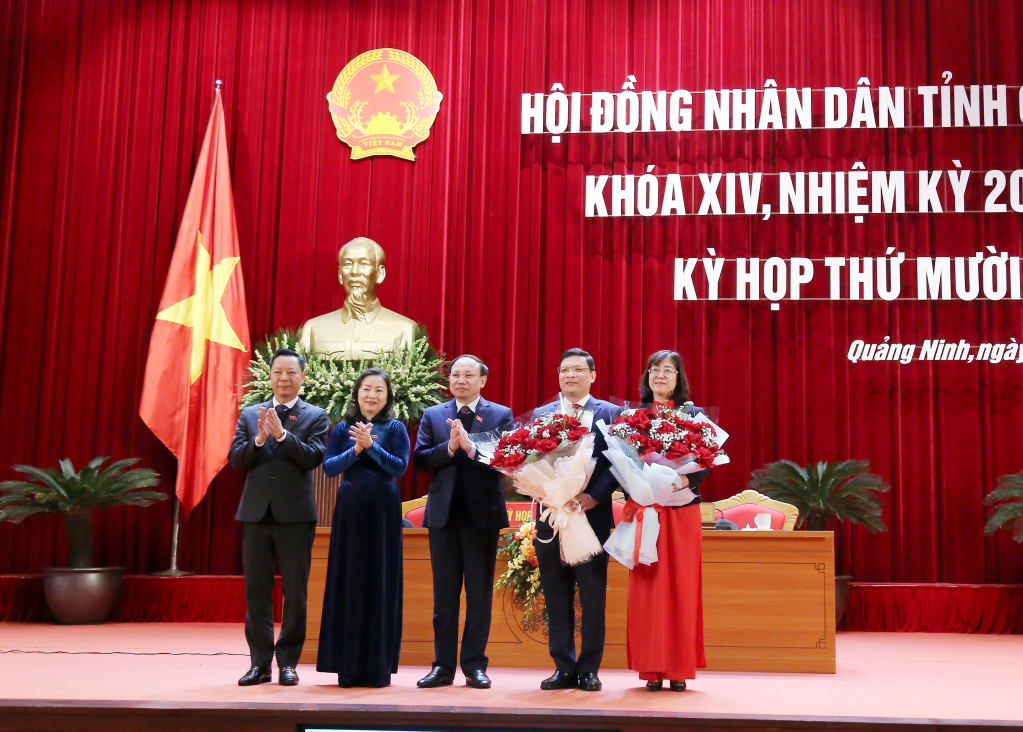 Chủ tọa kỳ họp tặng hoa chúc mừng đồng chí Nghiêm Xuân Cường đã trúng cử chức vụ Phó Chủ tịch UBND tỉnh nhiệm kỳ 2021-2026.